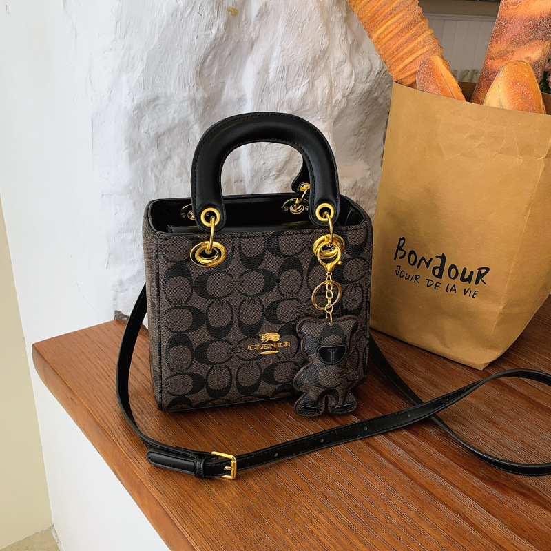 Women'S Bags At M&S - حقيبة نسائية فاخرة كلاسيكية بتصميم مونوغرام،